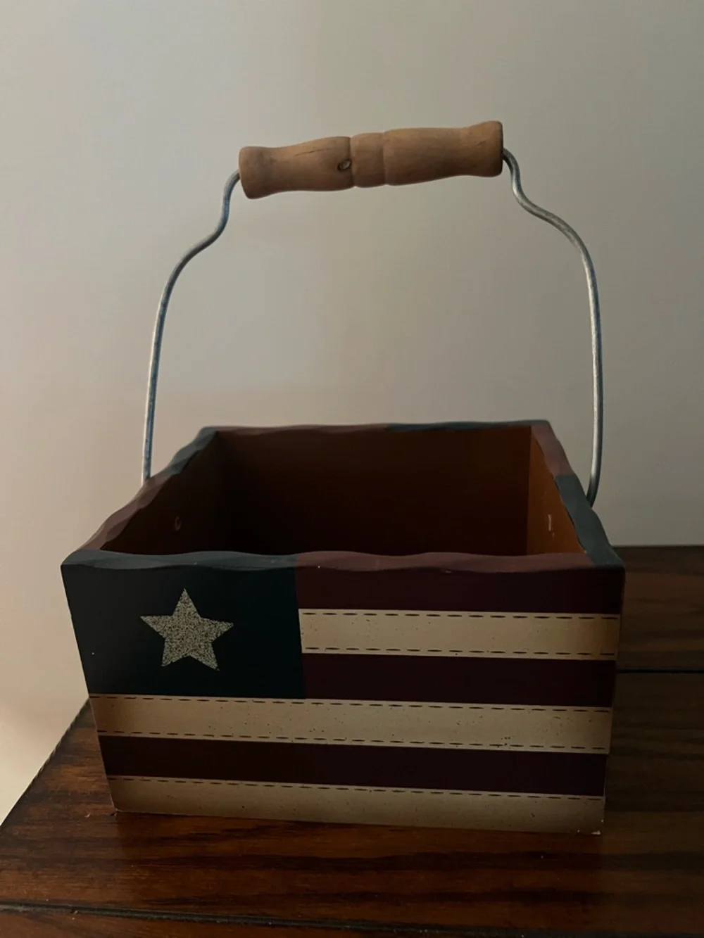 Stars and stripes country rustic patriotic box with wooden handle. - Picture 2 of 6